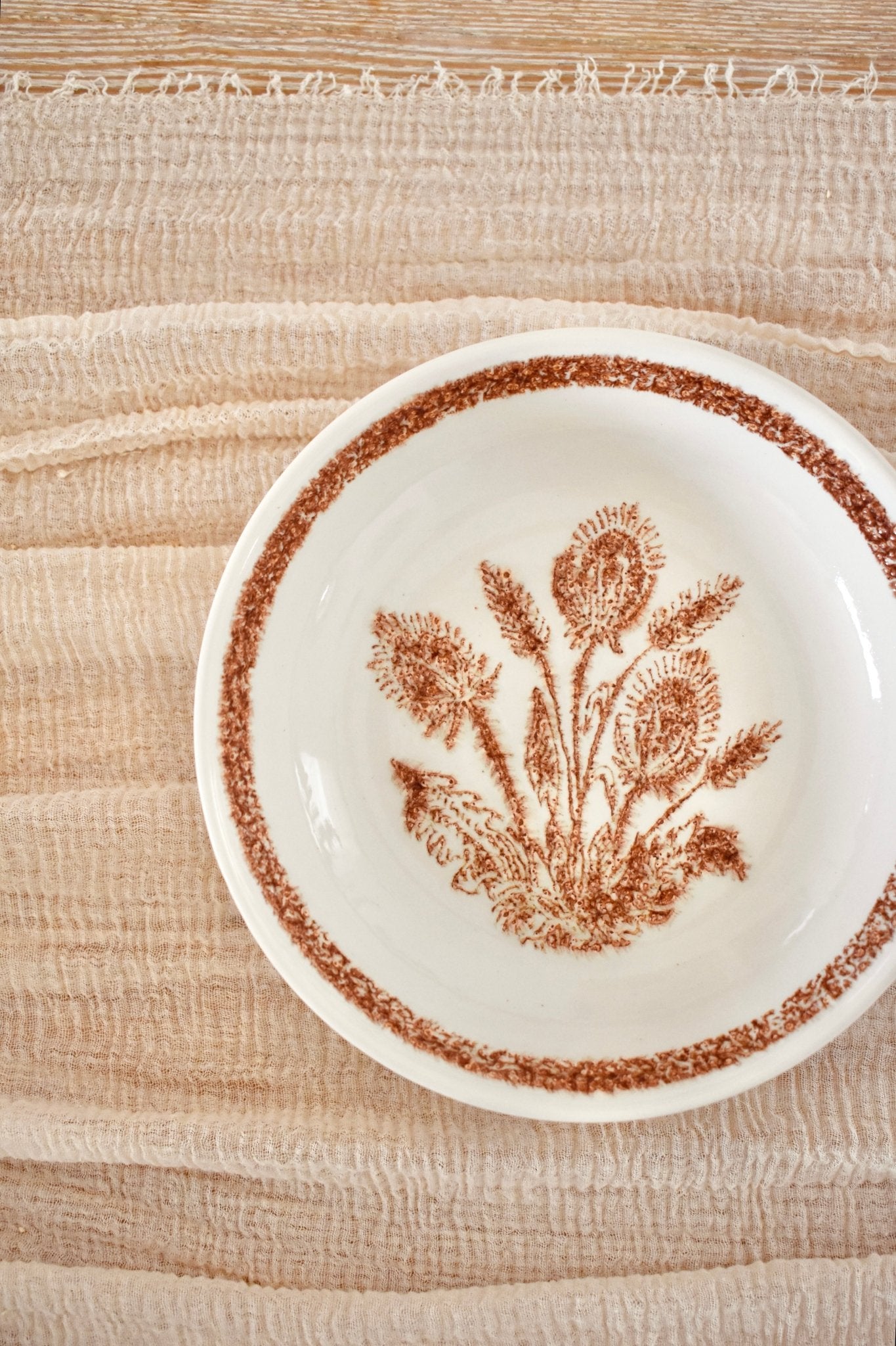 Assiette creuse blanche avec liseré et fleurs marron « BOURGEONS » - La Recyclerie LS