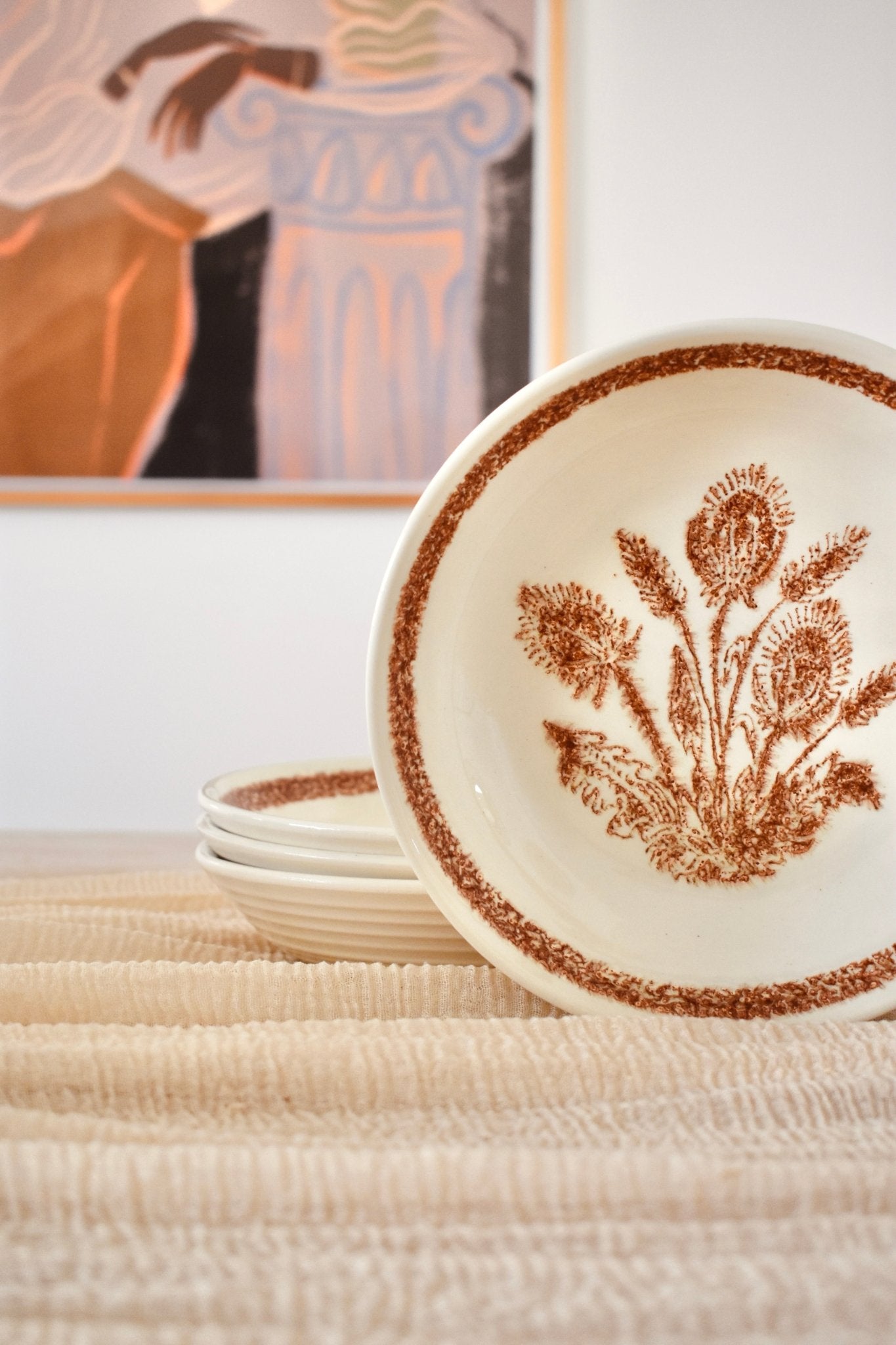 Assiette creuse blanche avec liseré et fleurs marron « BOURGEONS » - La Recyclerie LS